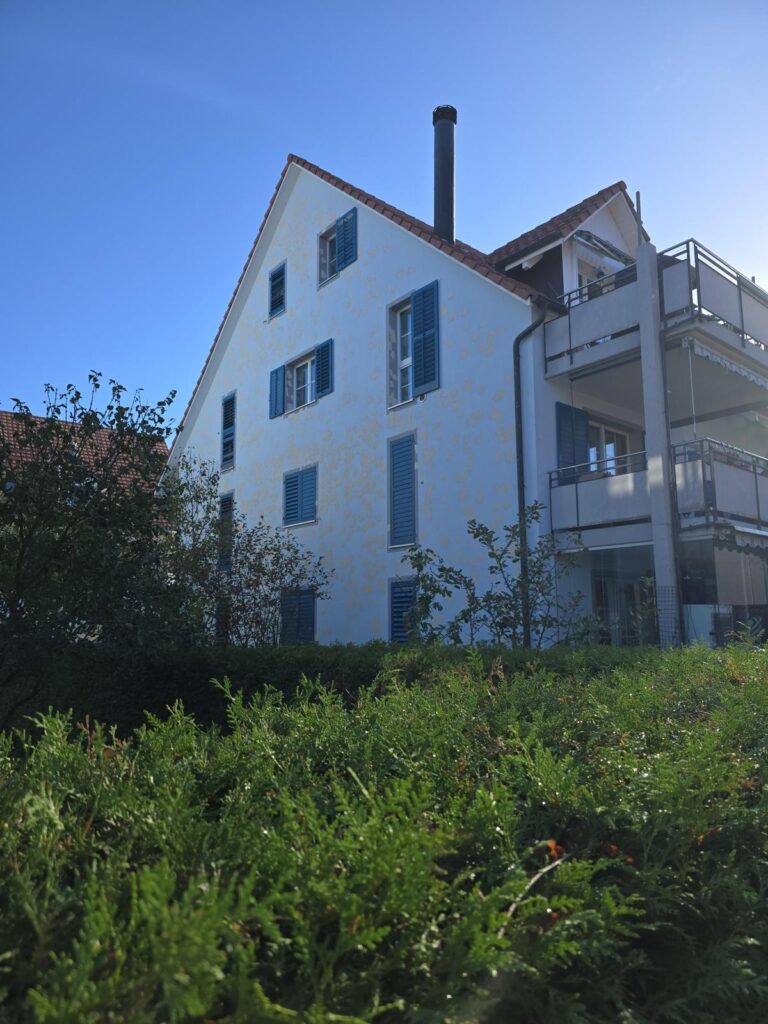 Giebelfassade mit provisorisch verschlossenen Hagel-Einschlagstellen